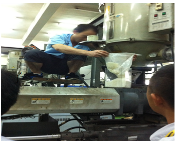 使用螺杆清洗料清洗